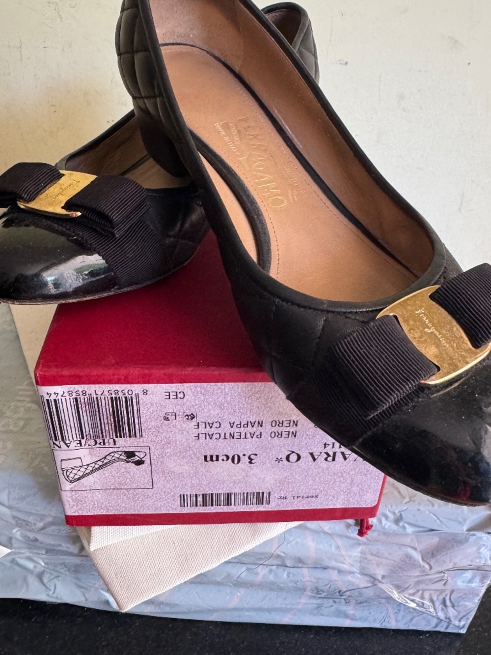 Ferragamo Vara Bow Pumps Black Patent Leather Heels Size 8.0
